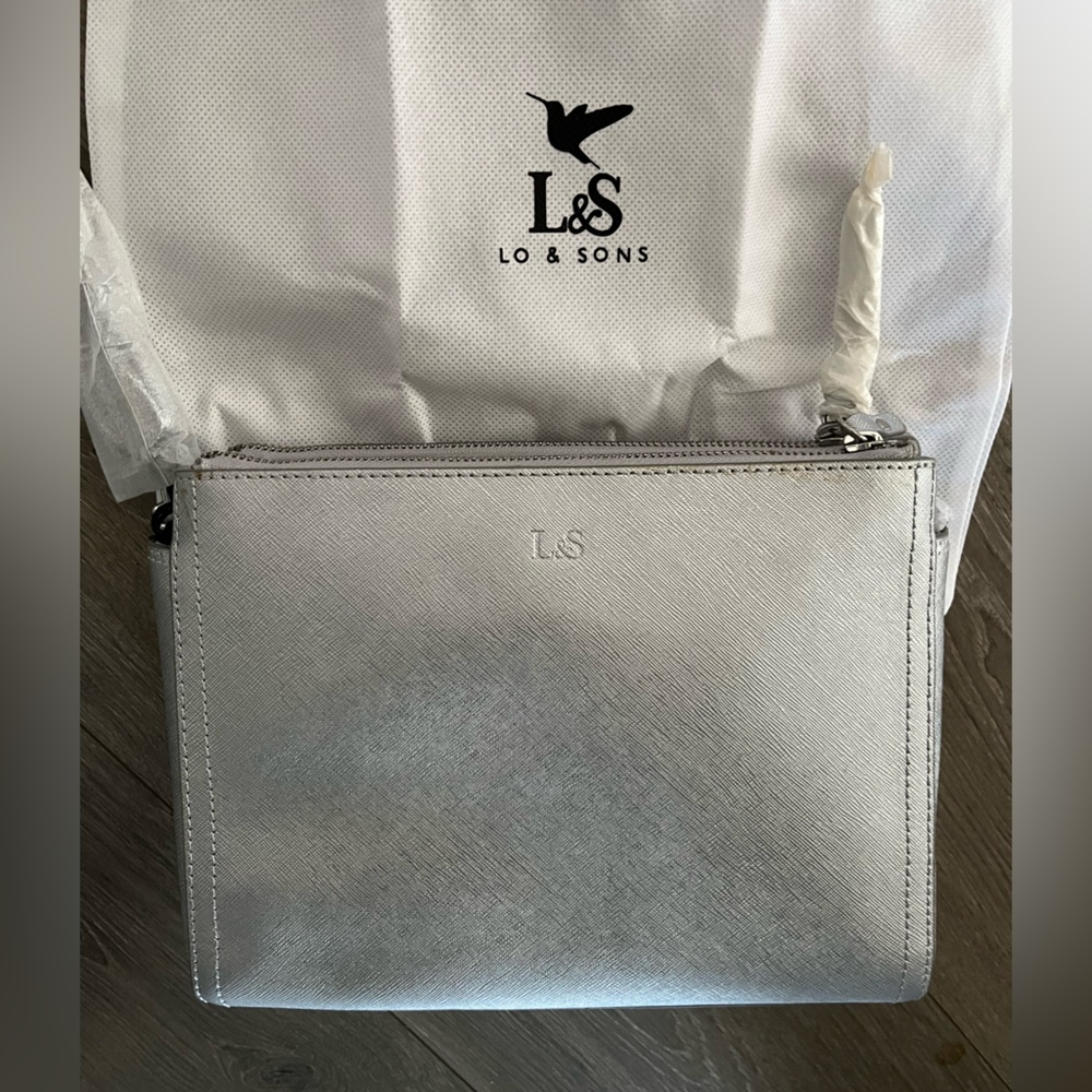 NWT Lo & Sons Pearl Saffiano Leather Silver Crossbody Bag Retails $300 - Picture 3 of 14
